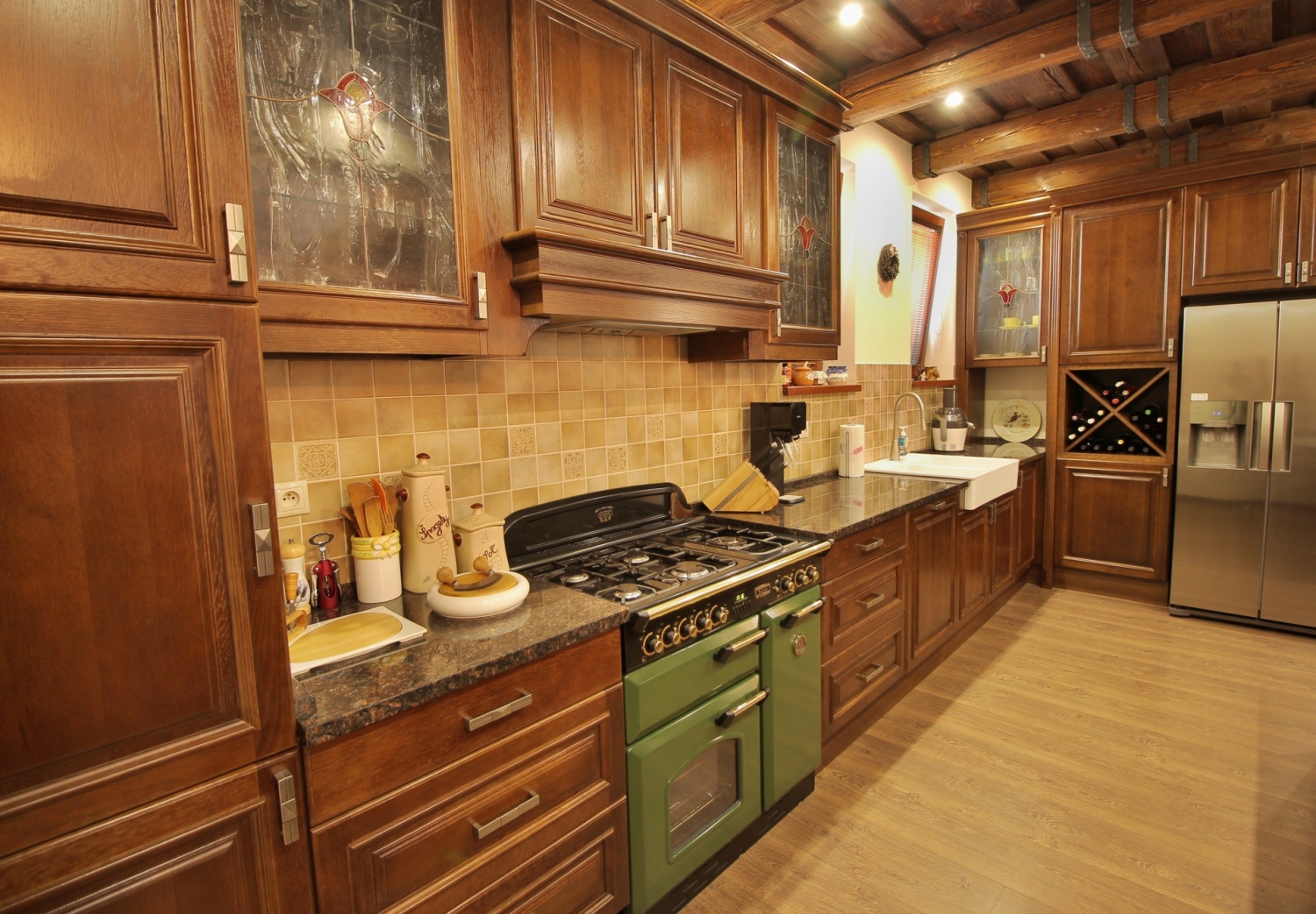 Rustik&aacute;lne kuchyne v&aacute;s vr&aacute;tia k tradičn&yacute;m hodnot&aacute;m